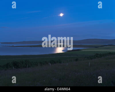 dh Scapa Flow ORPHIR ORKNEY luce luna su acqua luce luna mare cielo crepuscolo paesaggio moonlit campo paese notte campagna uk sera Foto Stock