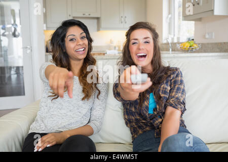 Due donne a sorridere e ridere in televisione Foto Stock