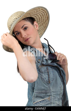 Donna che indossa un largo-colmato hat Foto Stock