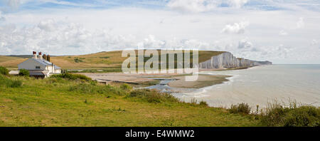 Cuckmere Haven e le Sette Sorelle alla campana Tout faro visto dalla Coast Guard cottages Foto Stock