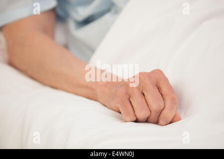Anziani braccio nel letto di ospedale Foto Stock