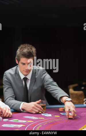Uomo immissione scommessa Foto Stock