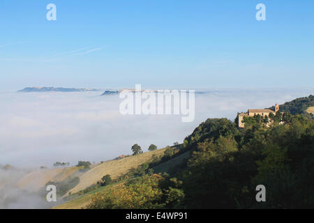 Paesaggio di nebbia a Ripatransone, Marche, Italia Foto Stock