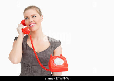 Donna che chiama con qualcuno al telefono Foto Stock