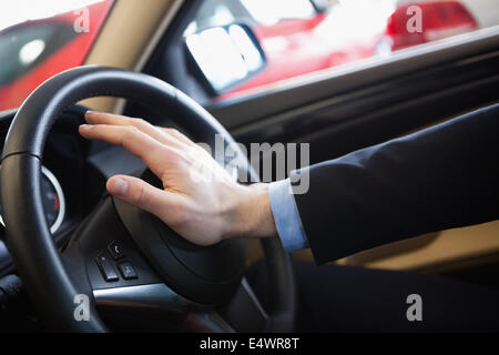 L'uomo clacson la tromba in una concessionaria auto Foto stock - Alamy