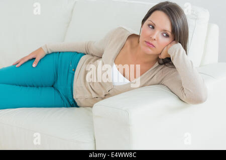 Sconvolto donna sdraiata sul lettino Foto Stock