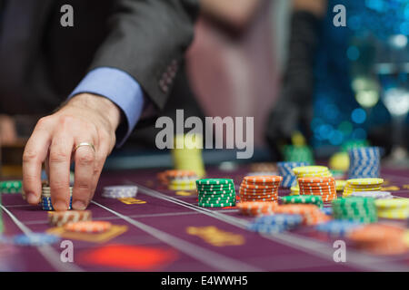 L'uomo piazzare una scommessa Foto Stock