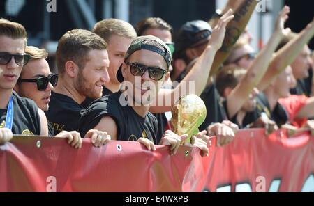 Dispensa - La Germania Lukas Podolski durante la Coppa del Mondo party presso la Porta di Brandeburgo dopo team Germany è tornato in Germania di fronte a Berlino, Germania, 15 luglio 2014. Il team tedesco ha vinto il Brasile 2014 FIFA Soccer finale di Coppa del Mondo contro l'Argentina da 1-0 il 13 luglio 2014, vincendo il titolo di coppa del mondo per la quarta volta dopo il 1954, 1974 e 1990. Foto: Markus Gilliar/GES/DFB/dpa (ATTENZIONE: solo uso editoriale e di credito obbligatorio "Foto: Markus Gilliar/GES/DFB/dpa ") Foto Stock