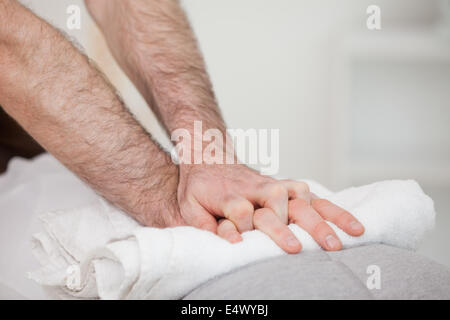 Close-up di un massaggiatore di massing una donna Foto Stock