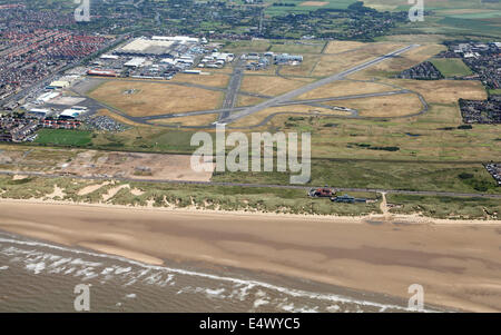 Vista aerea dell'Aeroporto Internazionale di Blackpool, precedentemente Squires Gate Airport, sulla costa di Fylde vicino a Blackpool, Lancashire, Regno Unito Foto Stock