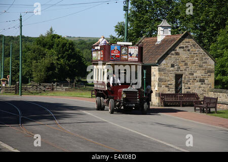 Vintage bus aperti presso la fermata del bus a Beamish Open Air museo vivente in Durham, Northumberland, Regno Unito. Foto Stock