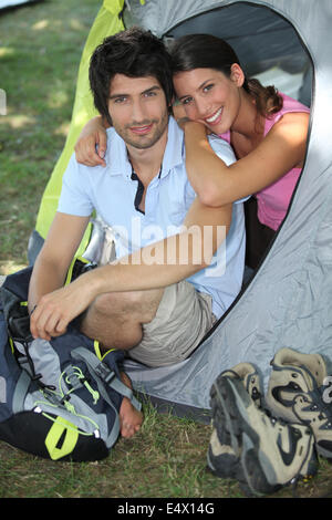 Coppia giovane camping Foto Stock