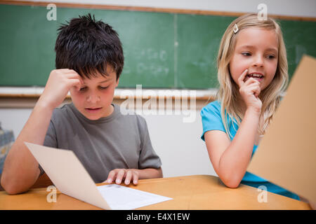Due bambini di lettura Foto Stock