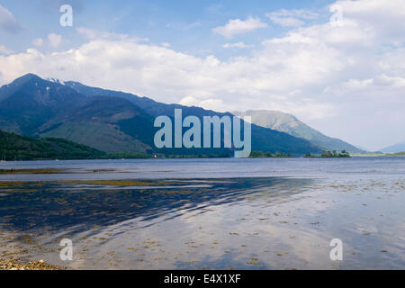 Vista su mare Loch Leven in montagna in estate in alta marea da Invercoe, Glencoe, Highland, Scozia, Regno Unito, Gran Bretagna Foto Stock