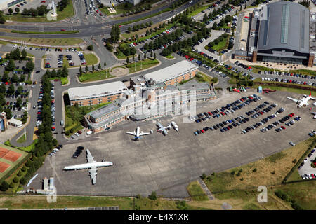 Vista aerea dell'ex Speke Aeroporto di Liverpool, UK. Ora un hotel Crown Plaza. Foto Stock