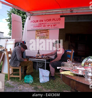 Brocantes sono noti anche come Marché des Puces (mercato delle pulci), vide-greniers (mansarda gioco) e sono un passatempo molto diffuso in Francia Foto Stock