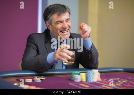 L'uomo vincere al tavolo della roulette Foto Stock