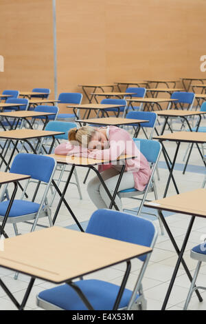 Studente napping in sala esame Foto Stock