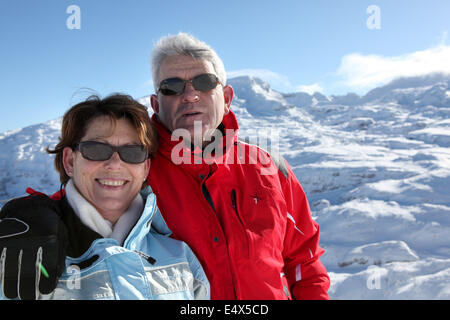 Coppia senior su vacanze in montagna Foto Stock