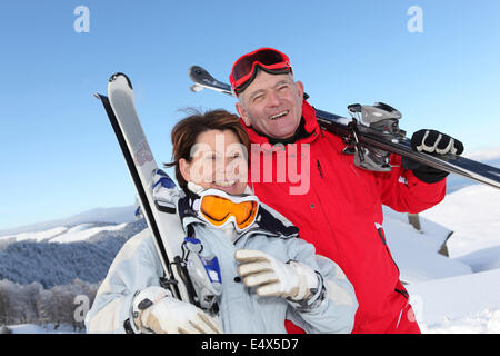 Coppia in pensione divertirsi a sciare Foto Stock