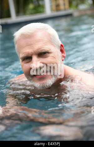 Grigio-dai capelli uomo a nuotare in piscina Foto Stock
