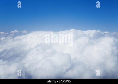 Soffici nuvole bianche contro il cielo blu Foto Stock