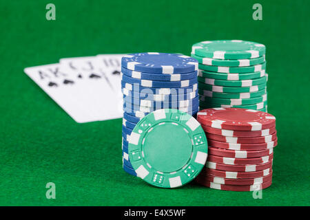 Casino chip e carte Foto Stock