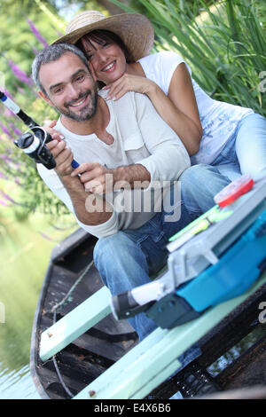 L uomo e la donna a pescare sul fiume Foto Stock