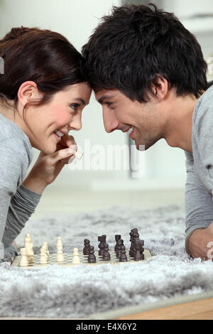 Giovane giocando a scacchi Foto Stock