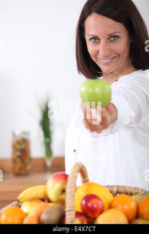 Donna che mantiene un Apple Foto Stock