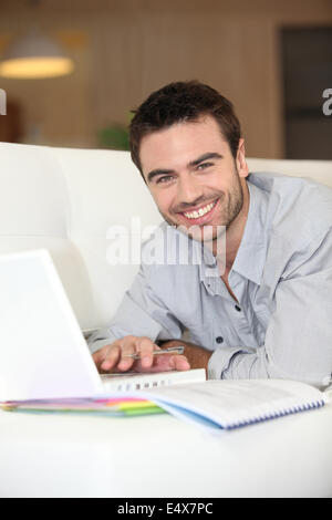 L'Uomo sdraiato sul divano Foto Stock