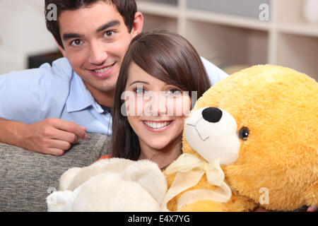 Gli adolescenti con un orsacchiotto di peluche Foto Stock