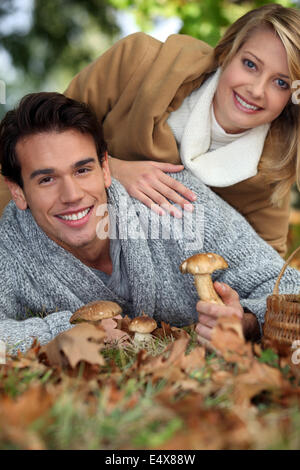 Accoppiare la raccolta di funghi selvatici Foto Stock