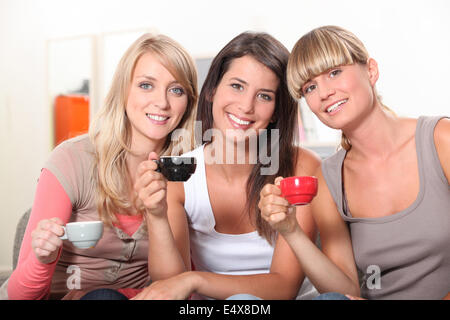 Le ragazze di bere il caffè Foto Stock