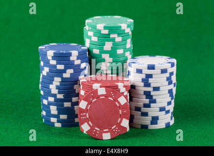 Poker chips sul verde tavolo da gioco Foto Stock