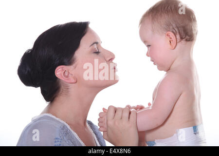 Madre baciare little baby Foto Stock