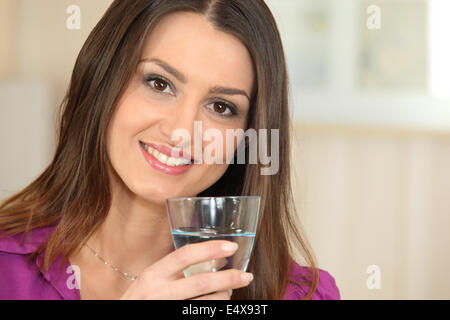 Donna di bere un bicchiere di acqua Foto Stock