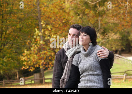 Giovane godendo autunnale di passeggiare nel parco Foto Stock