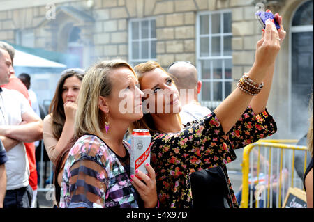 Due donne che prendono un 'selfie' sulla fotocamera del telefono durante il festival di strada Foto Stock
