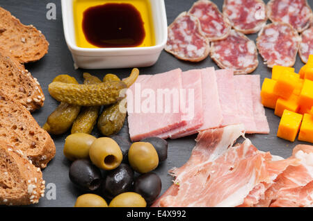 Un assortimento di cold cut platter Foto Stock