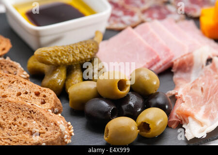 Un assortimento di cold cut platter Foto Stock