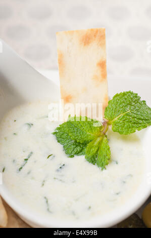 Tzatziki greco yogurt dip e di pane pita Foto Stock