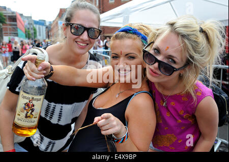 Tre giovani donne a street festival Foto Stock