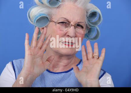 Il sambuco sconvolto con bigodini in her hair Foto Stock