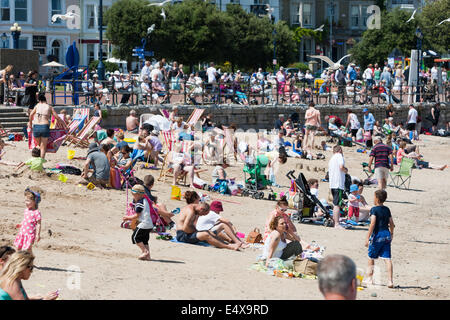 Il nord del Galles, UK. 17 Luglio, 2014. Centinaia di persone hanno già scelto di Llandudno Beach sulla costa del Galles del nord a godere il caldo che ha colpito il paese di giovedì, 17 luglio 2014. Le temperature sono prevede di raggiungere alte come 30C in alcune parti del paese. Credito: Christopher Middleton/Alamy Live News Foto Stock