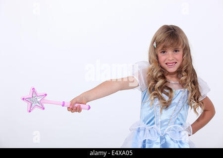 Bambina vestita come la principessa con emulazione penna ottica Foto Stock