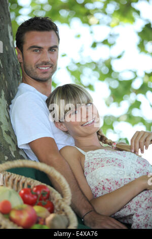 Matura in campo con cesto di frutta Foto Stock