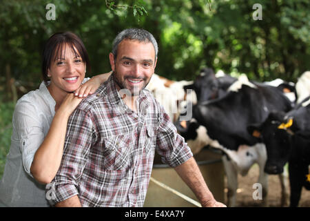 Coppia felice a lavorare nella loro fattoria Foto Stock