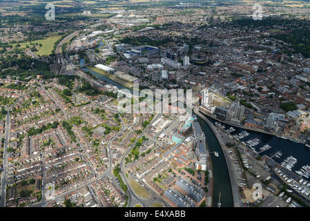 Una veduta aerea alla ricerca fino al fiume Orwell verso il dock e Ipswich Town Center Foto Stock