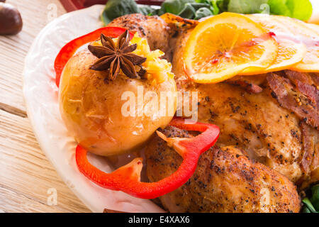 La Turchia al forno con ripieno di castagne e arancione Foto Stock